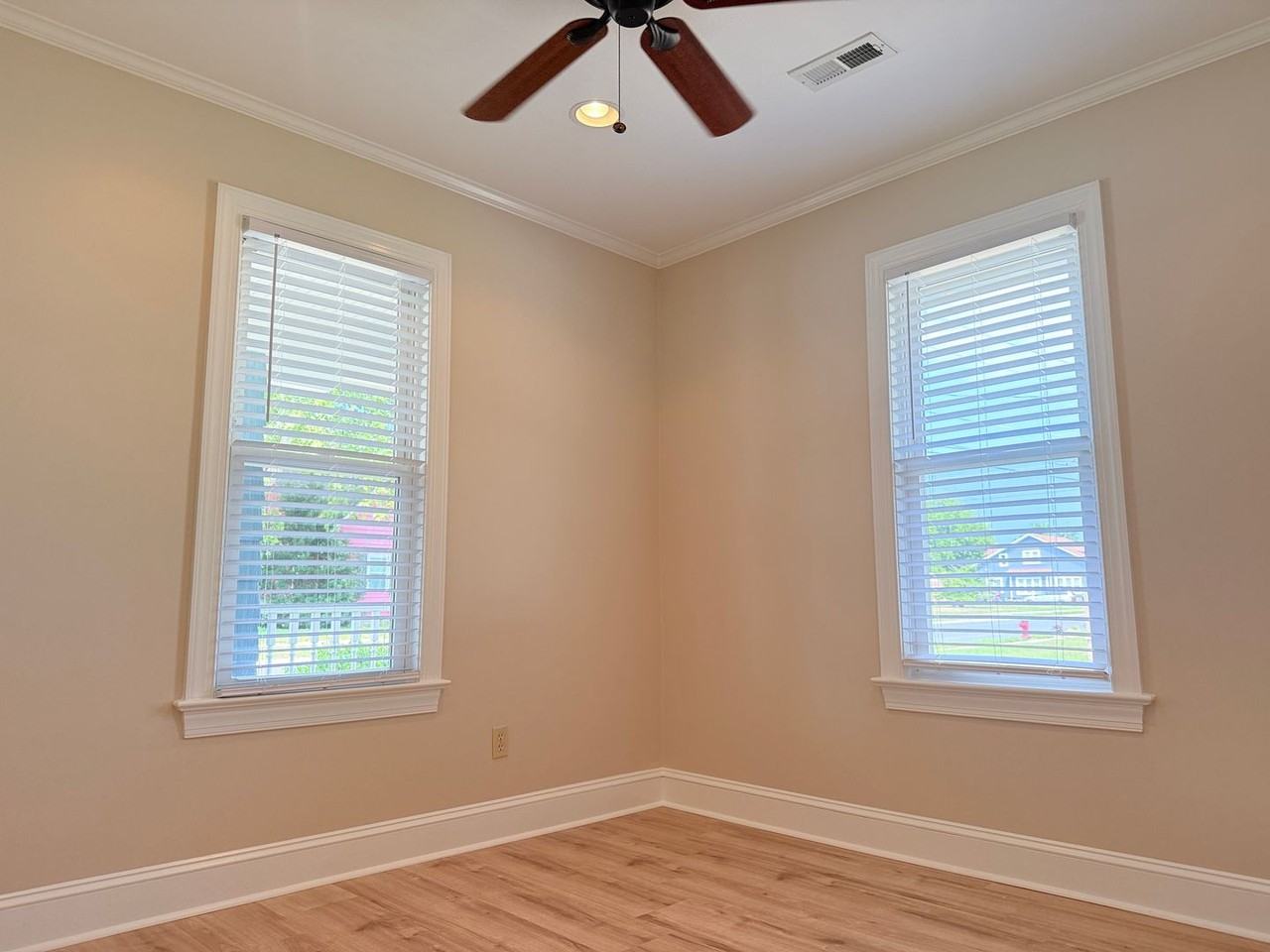 100 Governors Ave - Photo 4 of 12