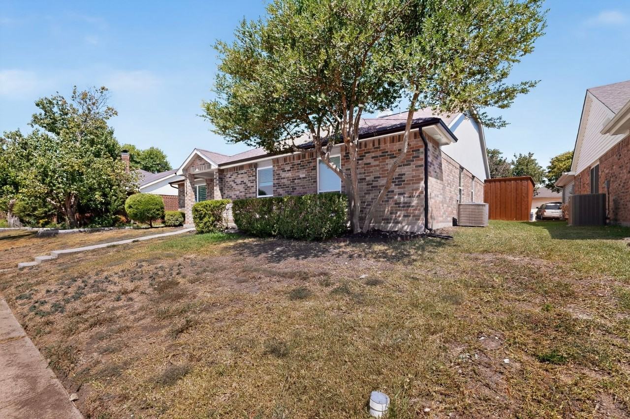 4420 Seville Ln - Photo 4 of 46