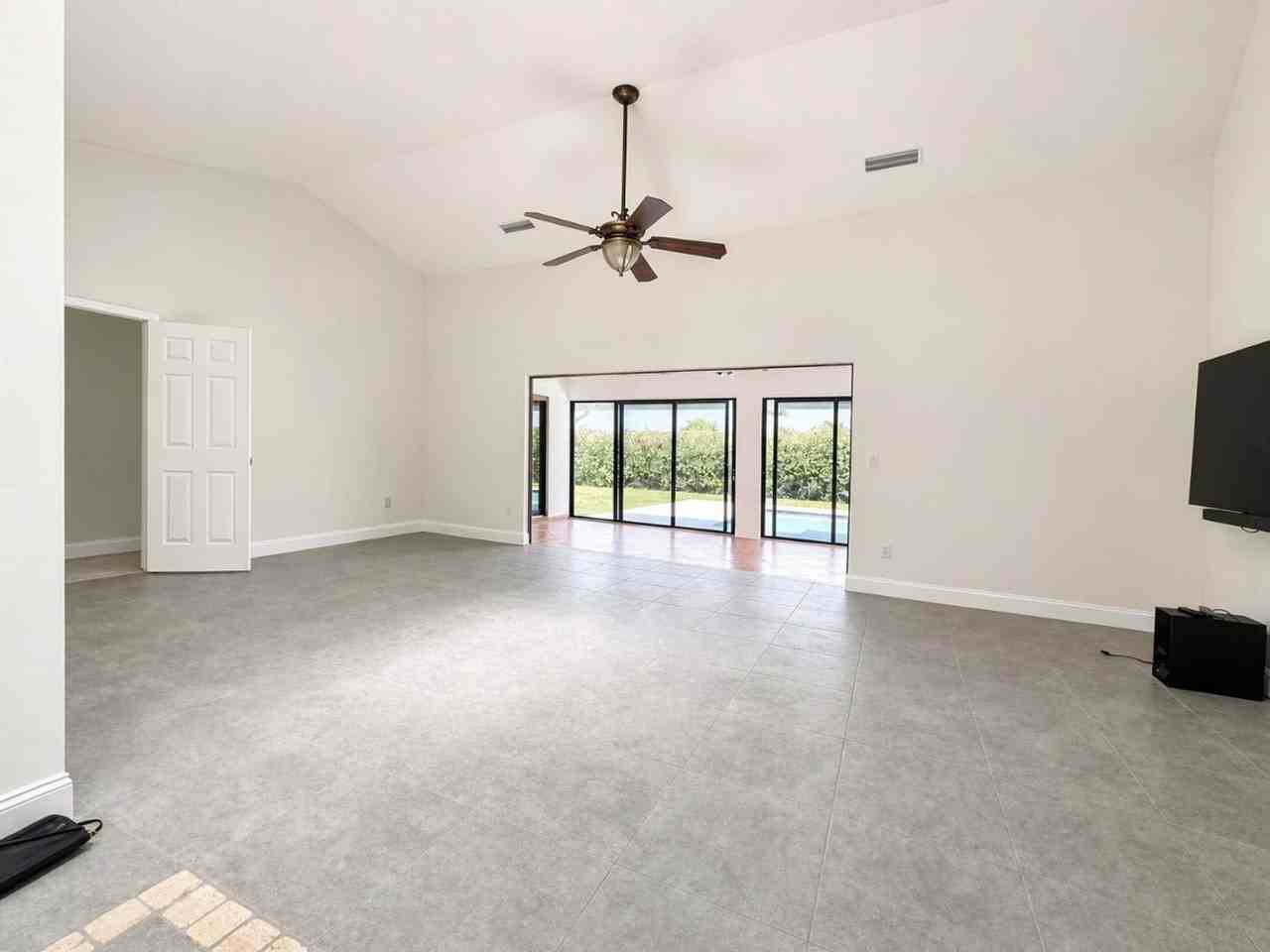 2537 Kings Lake Blvd - Photo 3 of 21