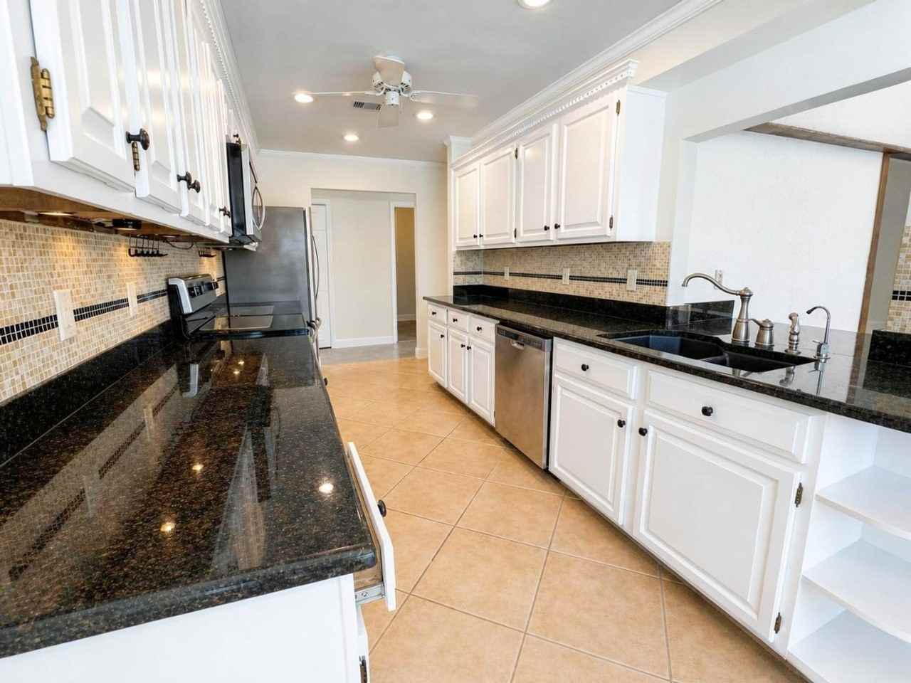 2537 Kings Lake Blvd - Photo 4 of 21