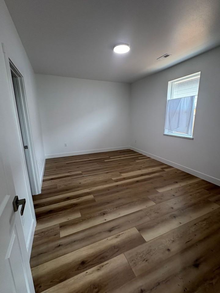 516 Main Ave W - Photo 2 of 9