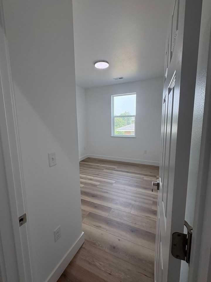 516 Main Ave W - Photo 3 of 9