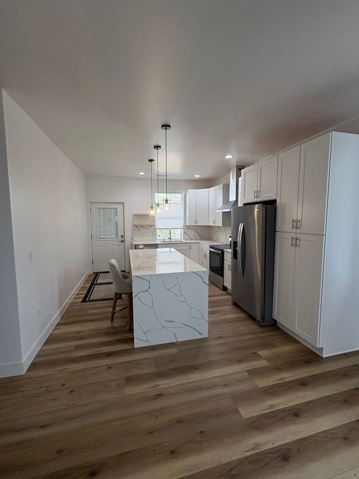 516 Main Ave W - Photo 4 of 9