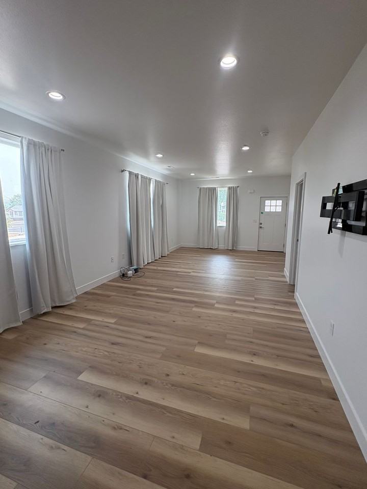 516 Main Ave W - Photo 5 of 9