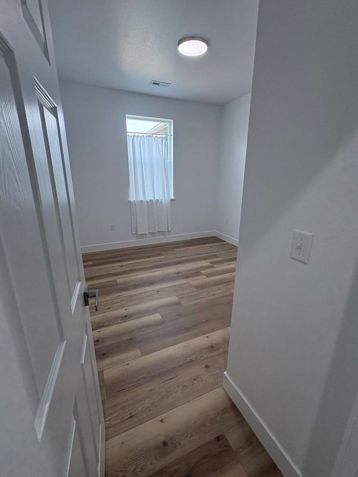 516 Main Ave W - Photo 7 of 9