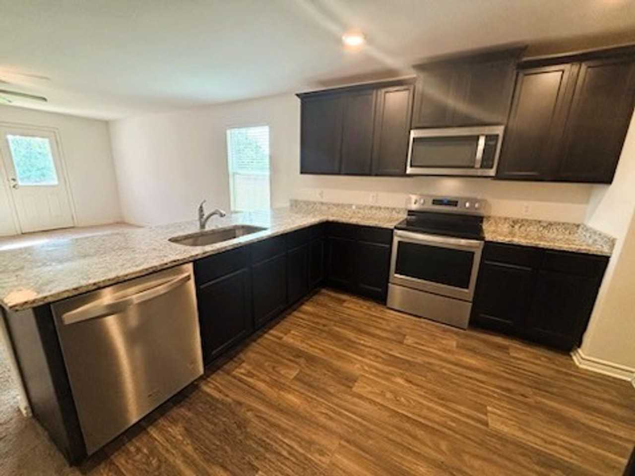 201 Sunnymeade Ln - Photo 7 of 19