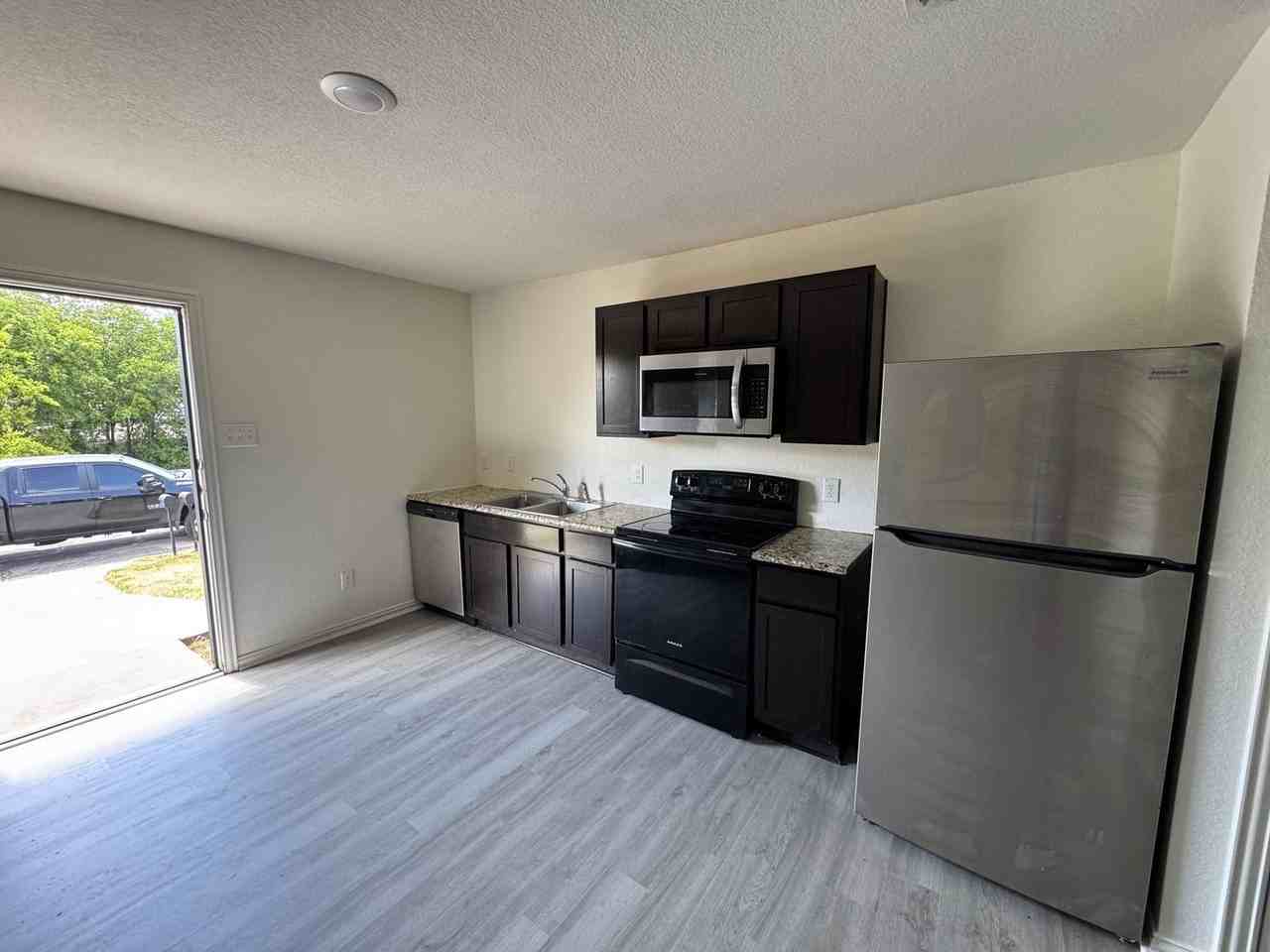 1413 N 7th St #B - Photo 2 of 7