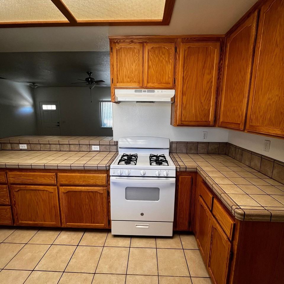 7764 Corona Ave - Photo 4 of 21