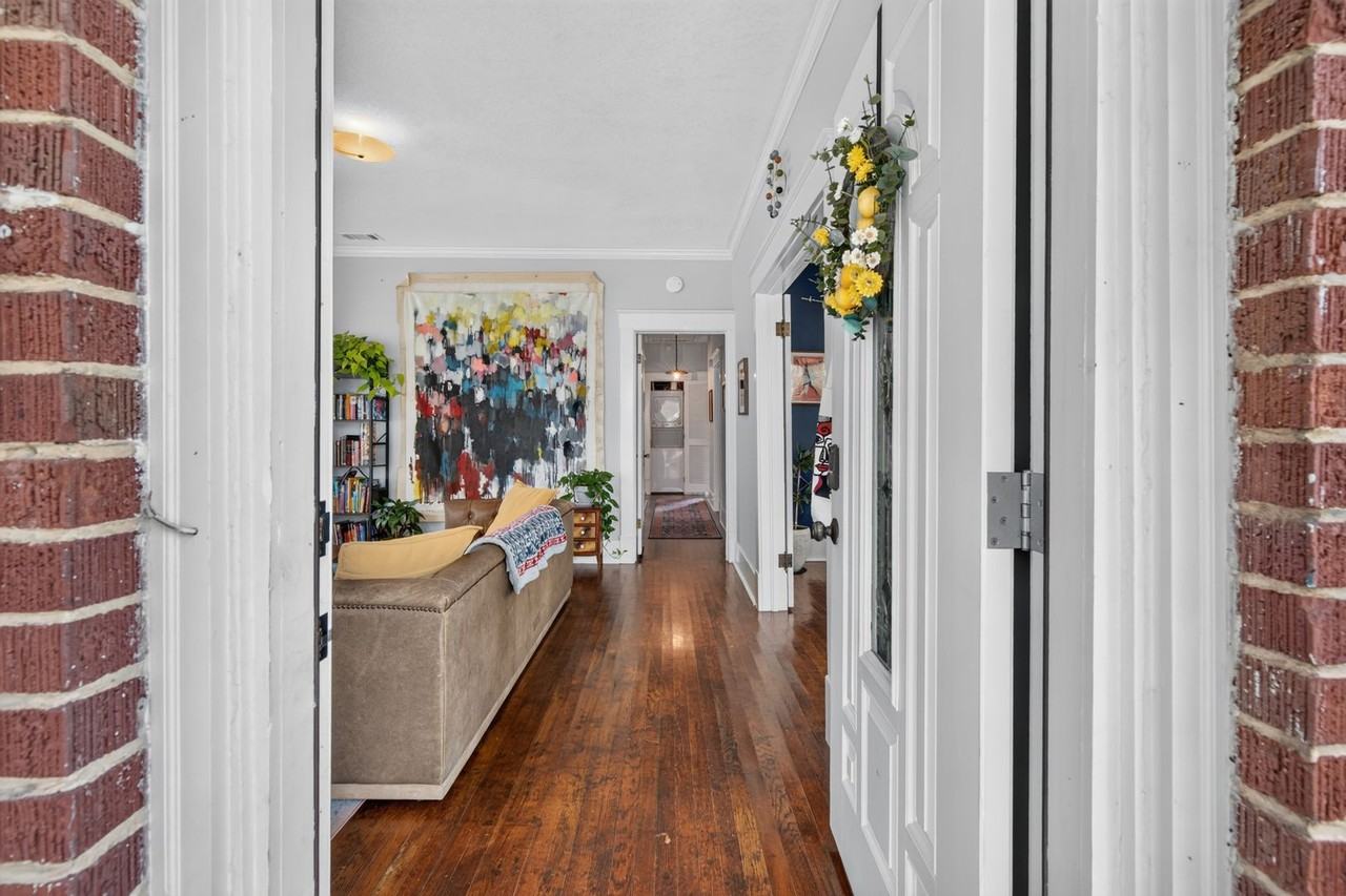305 E 54th St - Photo 4 of 33