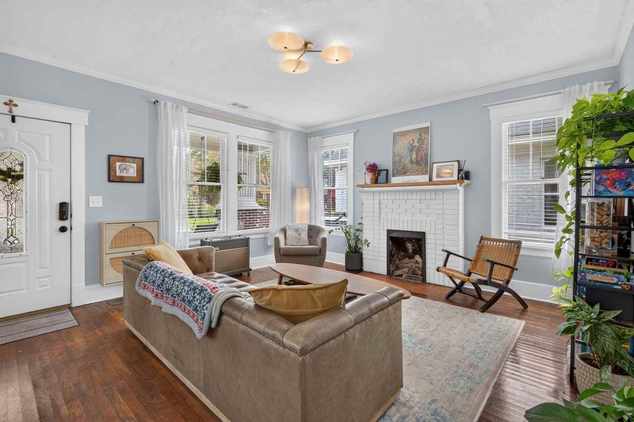 305 E 54th St - Photo 5 of 33