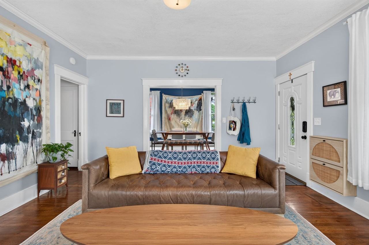 305 E 54th St - Photo 6 of 33