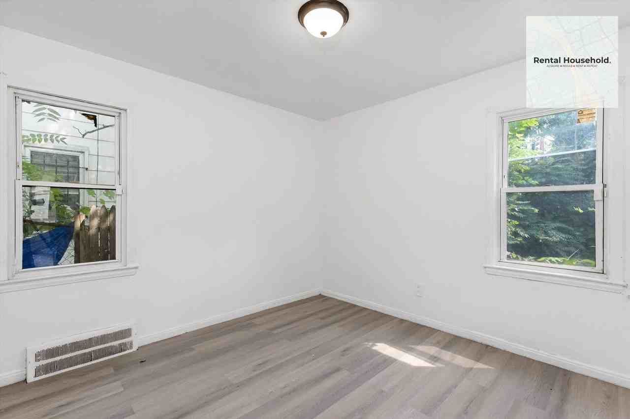 19372 Grandville Ave - Photo 4 of 10