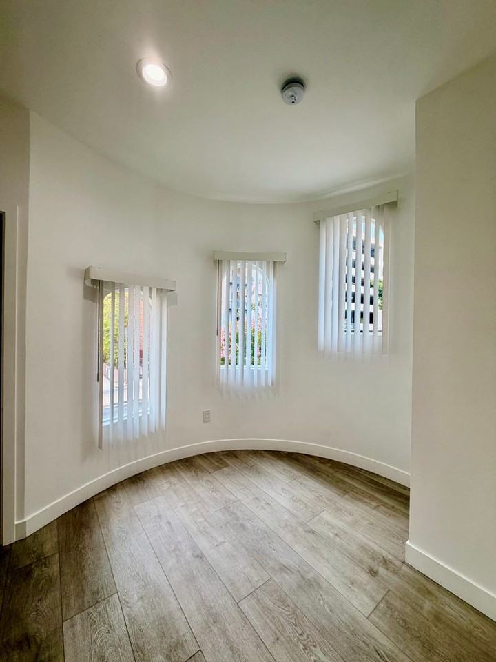 666 Shatto Place - Photo 4 of 17