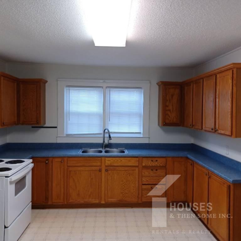 107 Story St - Photo 3 of 14