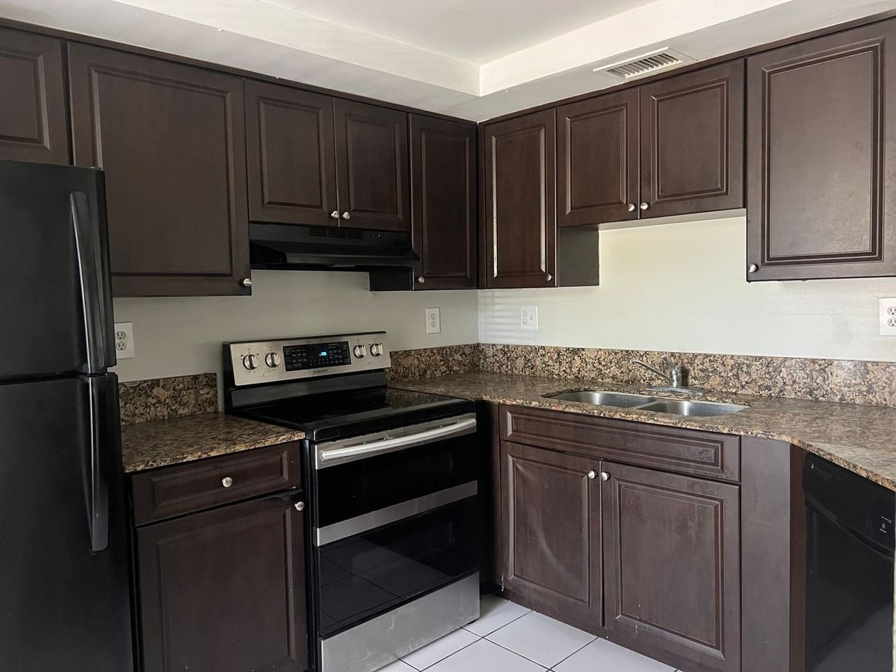 11552 Nw 39th St - Photo 2 of 24