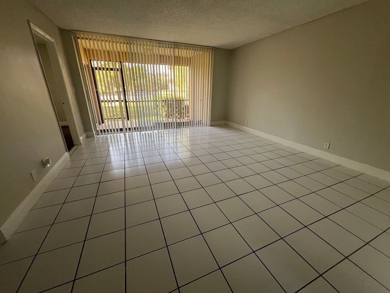 11552 Nw 39th St - Photo 3 of 24