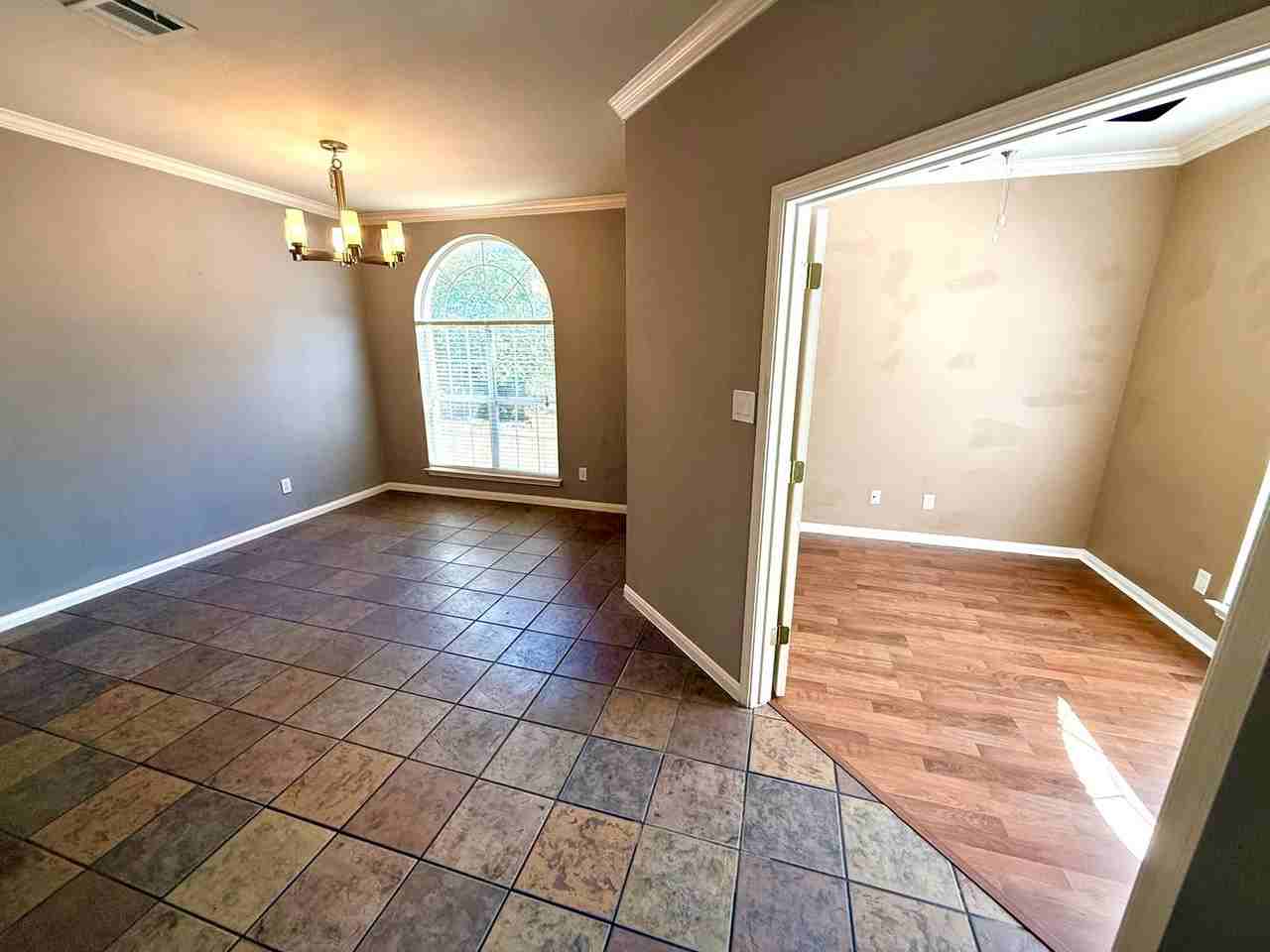 807 Windhurst - Photo 4 of 28