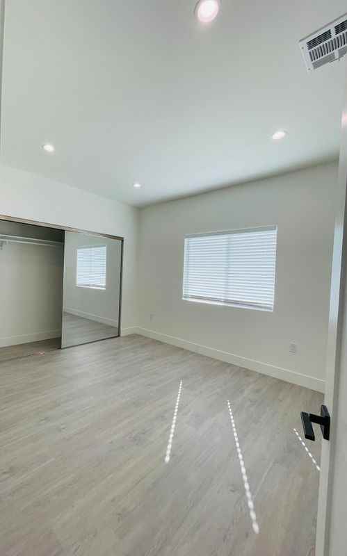11308 1/2 Emelita St - Photo 4 of 8