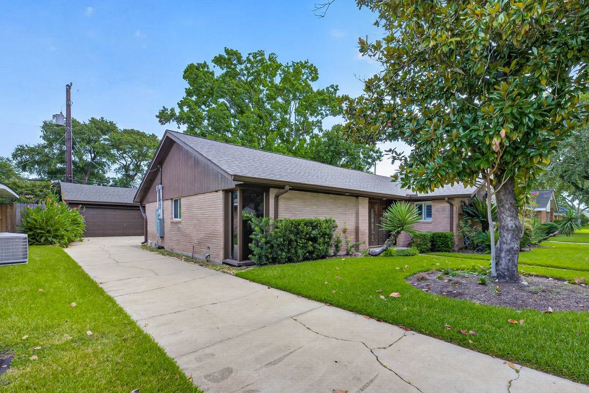 5830 Yarwell Dr - Photo 4 of 40