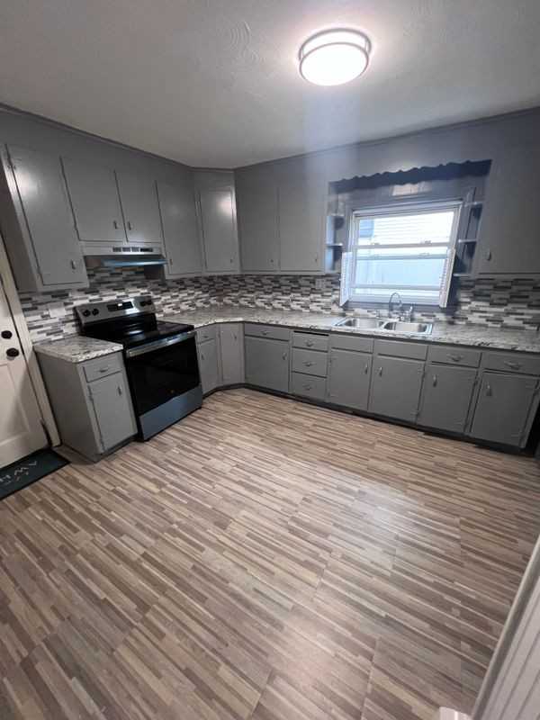 98 Putnam St - Photo 3 of 12