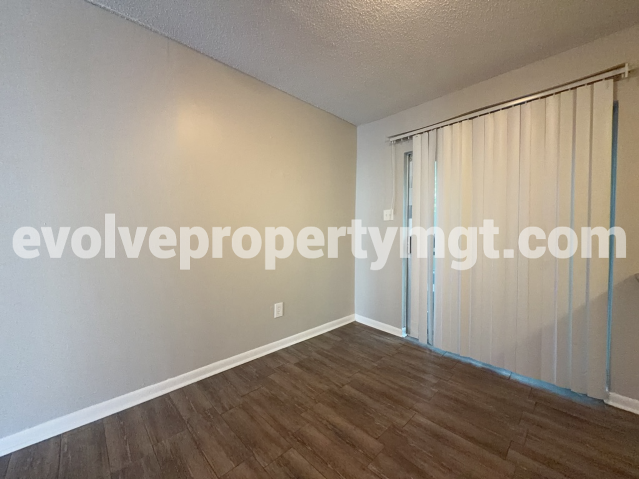689 Miles Dr - Photo 2 of 15