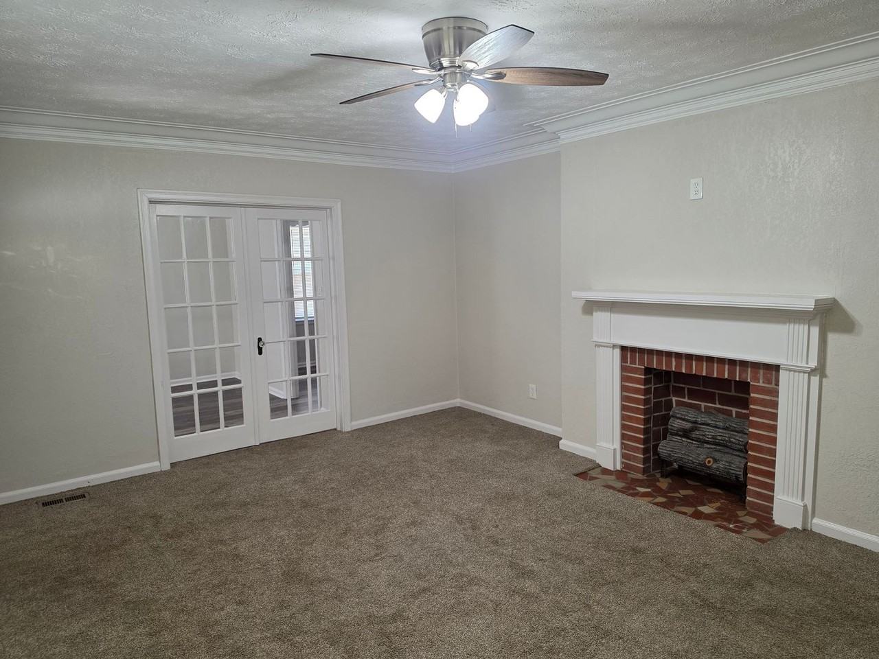 1319 15th St - Photo 4 of 9