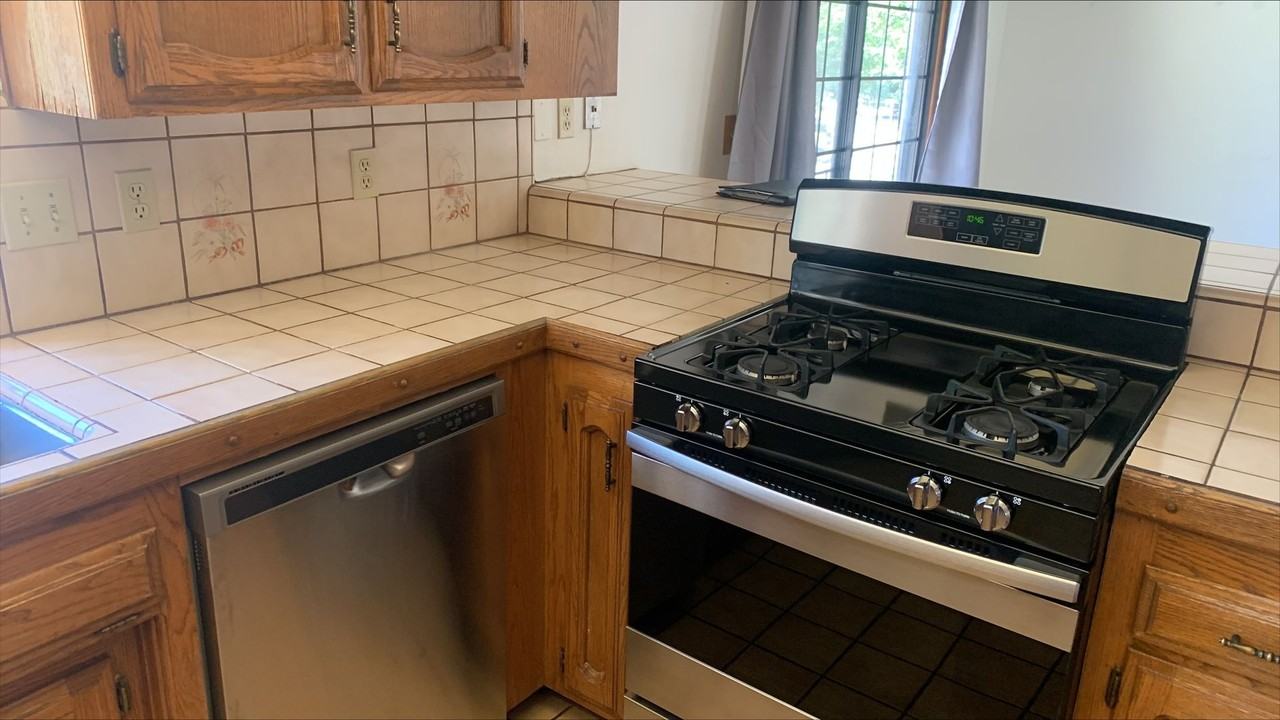 5892 Parkhill Rd - Photo 5 of 15