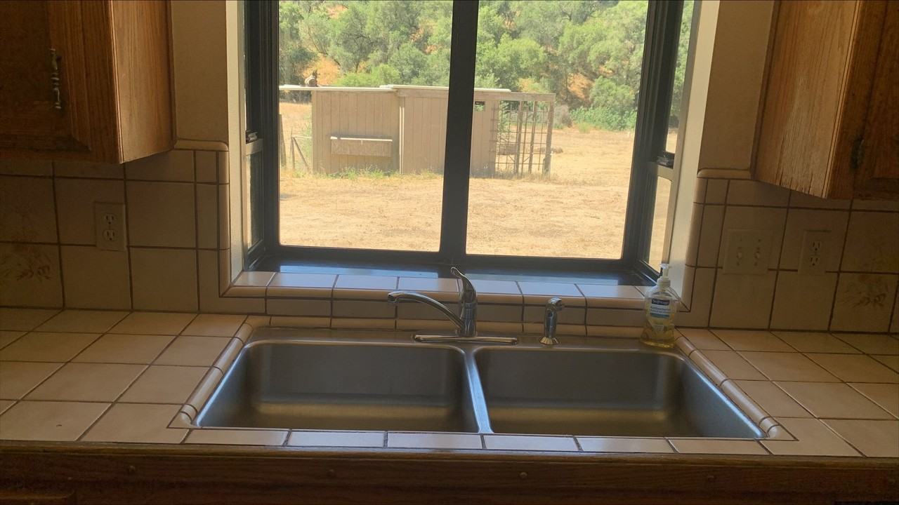 5892 Parkhill Rd - Photo 7 of 15