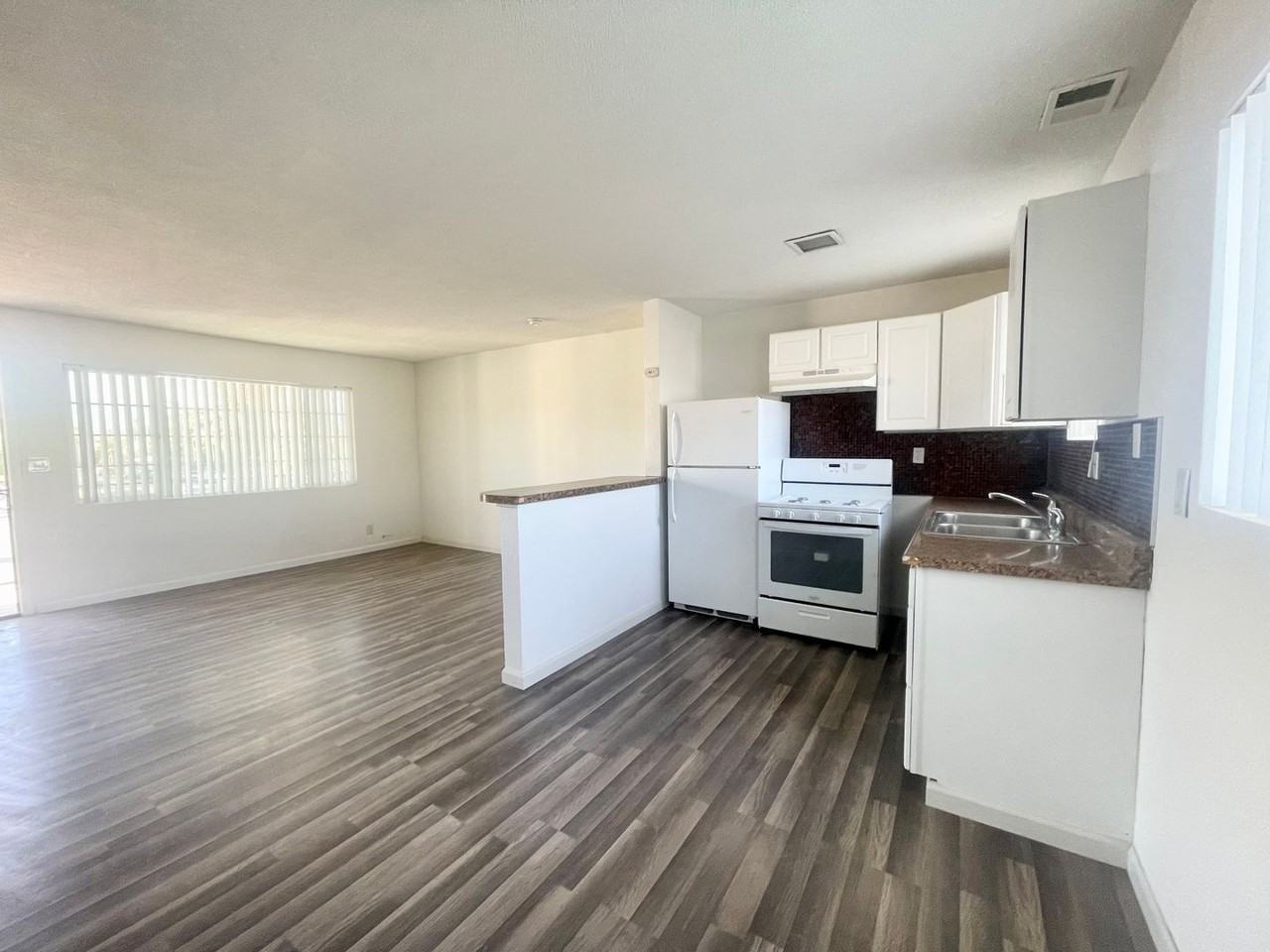 45371 Park St #4 - Photo 3 of 7
