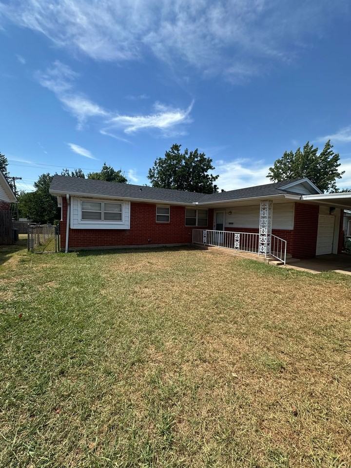 1101 Hampton Dr - Photo 3 of 50