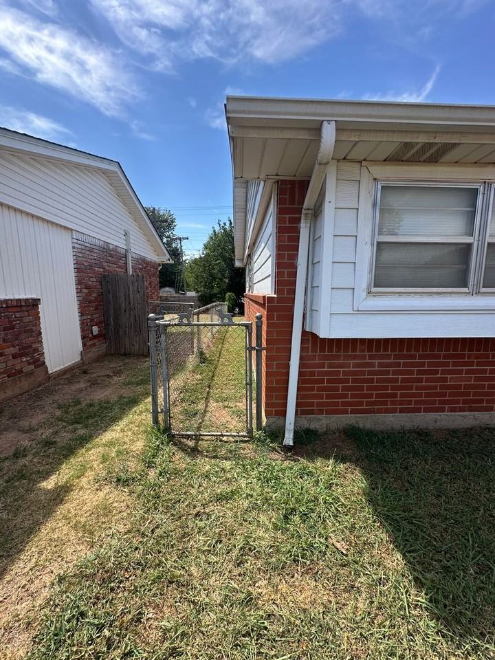 1101 Hampton Dr - Photo 4 of 50