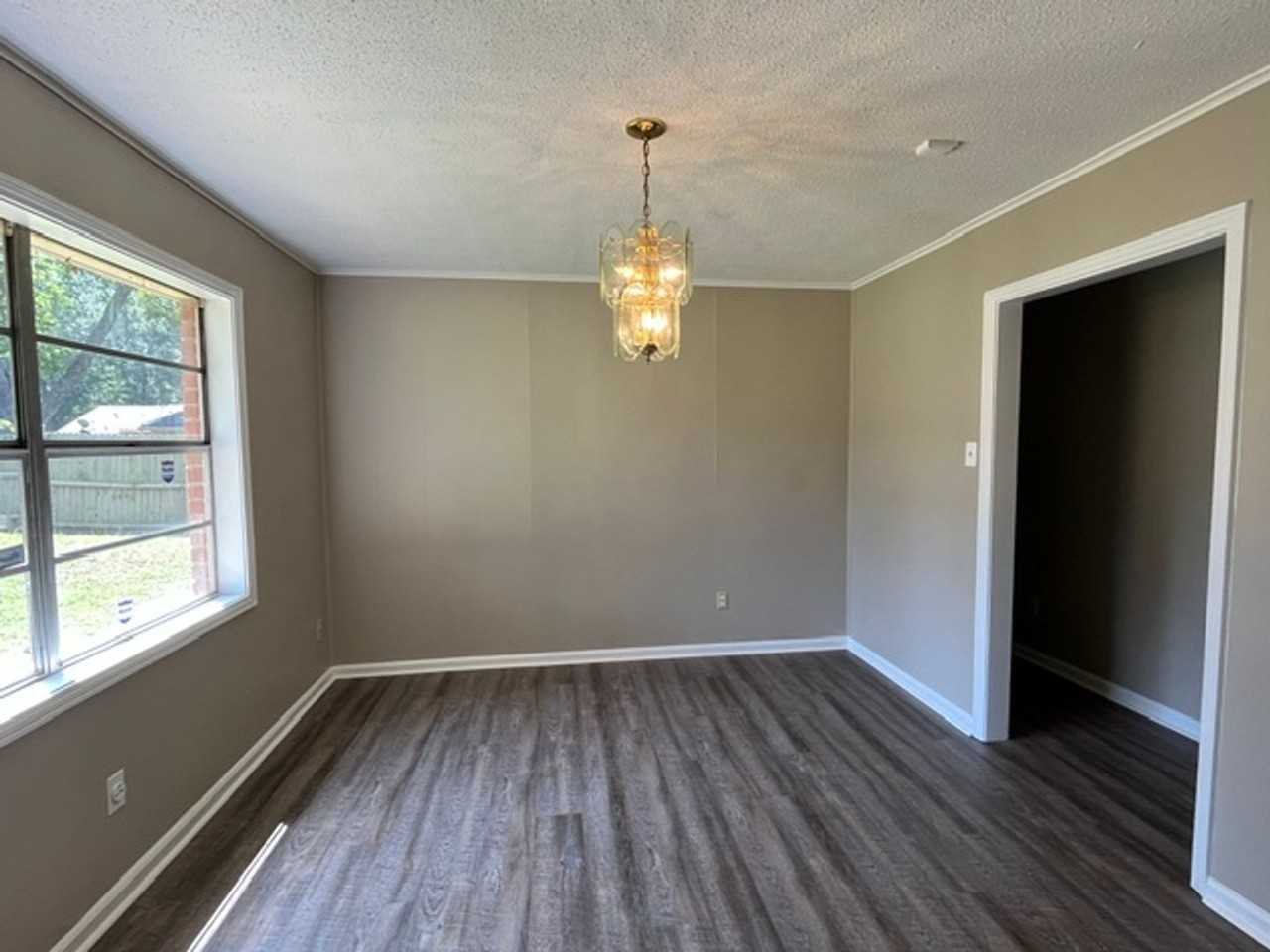 7606 Rockingham Dr - Photo 3 of 9