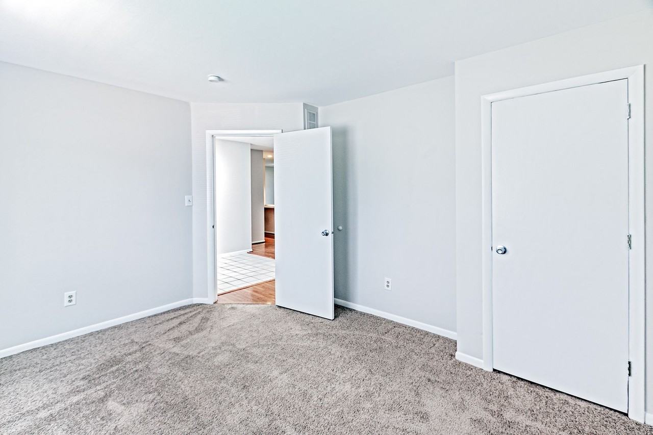 33 Foxtail Ct - Photo 7 of 10