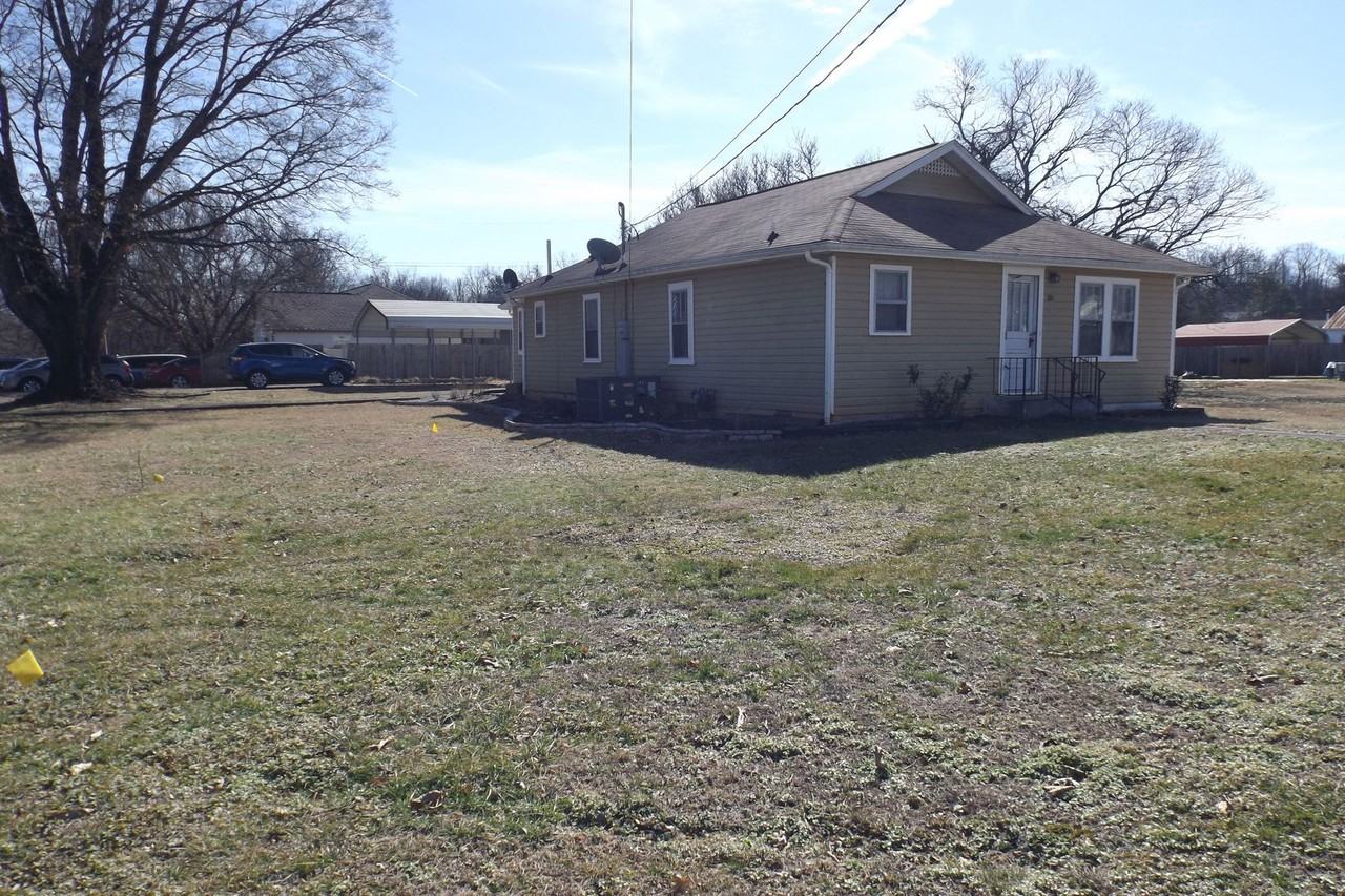 301 Russell Rd - Photo 2 of 28
