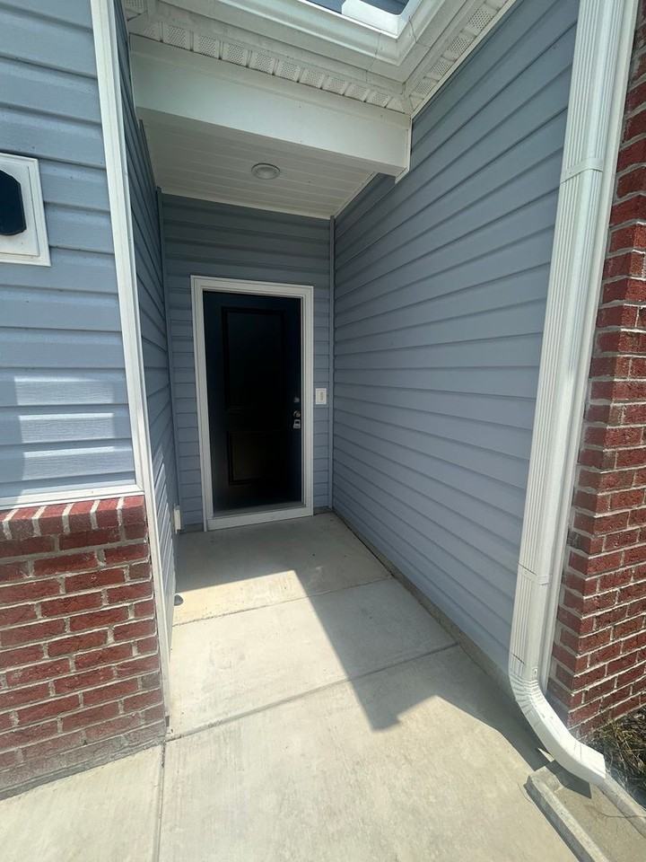 198 Hampton Park Cir - Photo 3 of 29