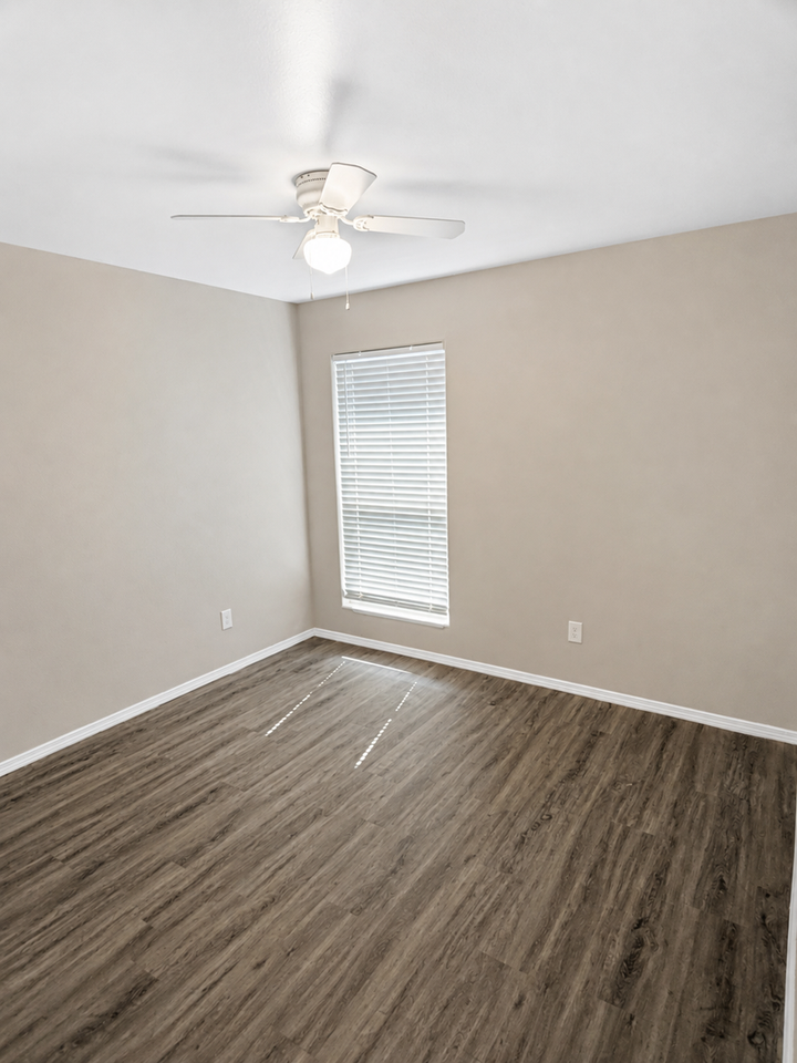 8402 11th St - Photo 5 of 10