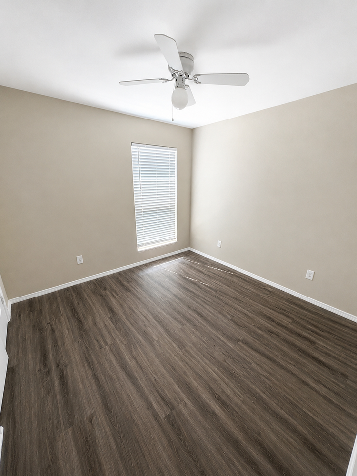 8402 11th St - Photo 6 of 10