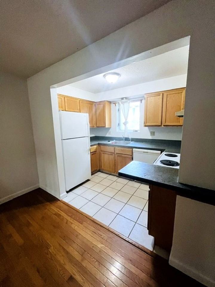410 Farmington Ave Apt N5 - Photo 5 of 8