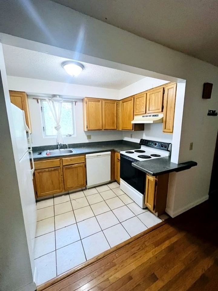 410 Farmington Ave Apt N5 - Photo 6 of 8