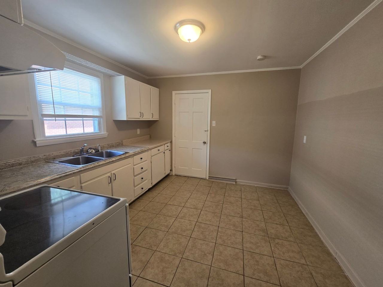 1605 Pichard St - Photo 4 of 18