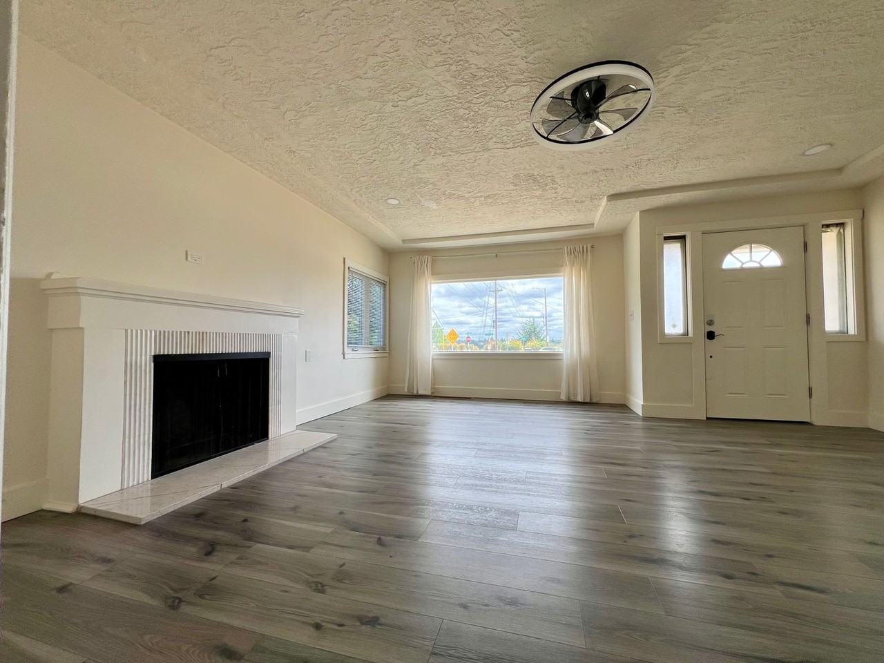 6737 N Olin Ave - Photo 3 of 37