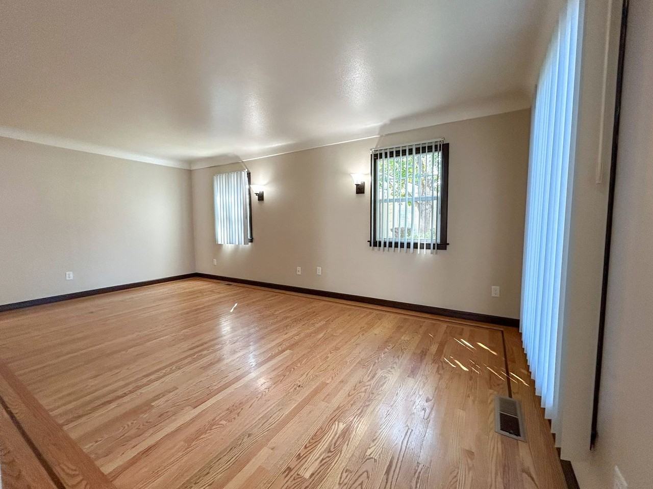 3319 Williams Ave Ne - Photo 4 of 27