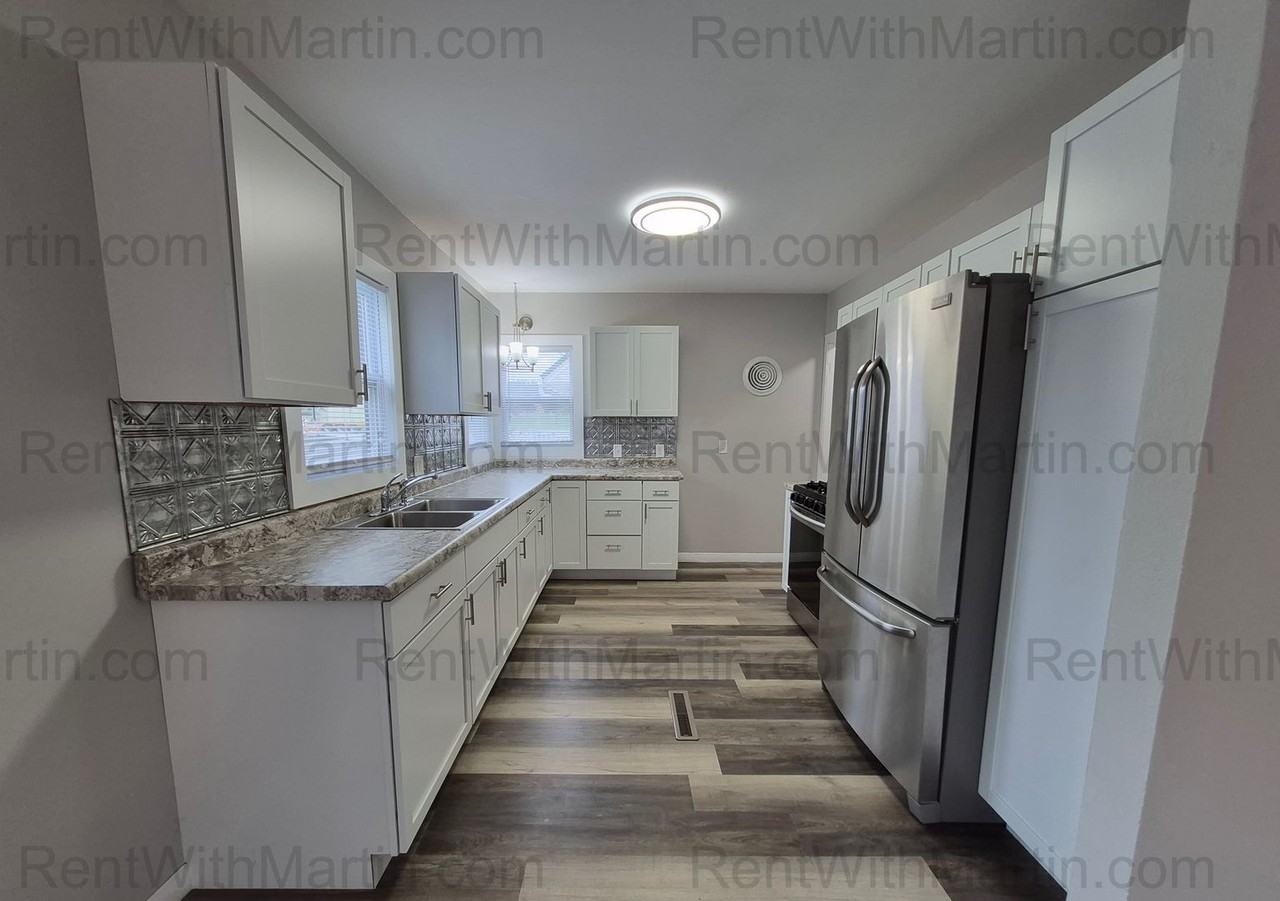 617 Center St - Photo 4 of 18