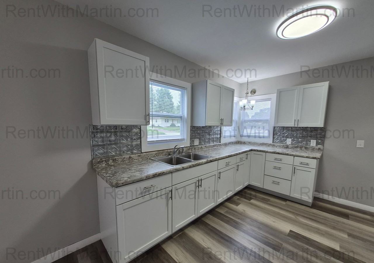 617 Center St - Photo 5 of 18