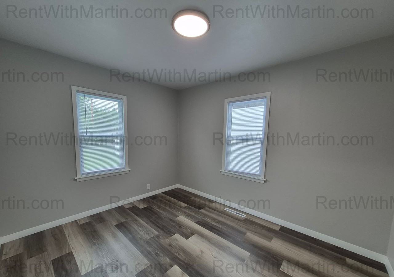 617 Center St - Photo 7 of 18