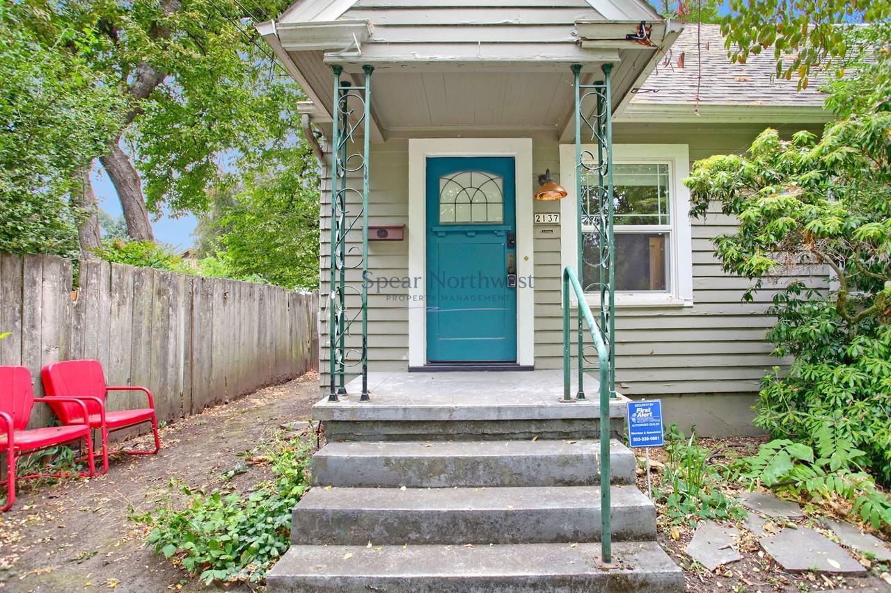 2137 N Sumner St - Photo 2 of 32