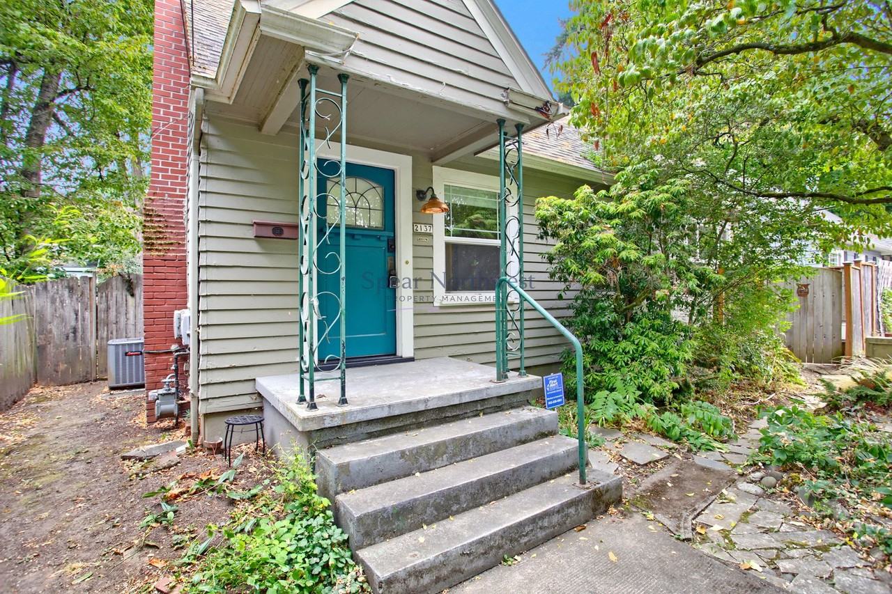 2137 N Sumner St - Photo 3 of 32