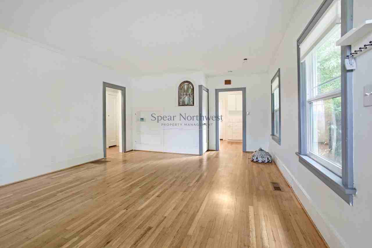 2137 N Sumner St - Photo 5 of 32