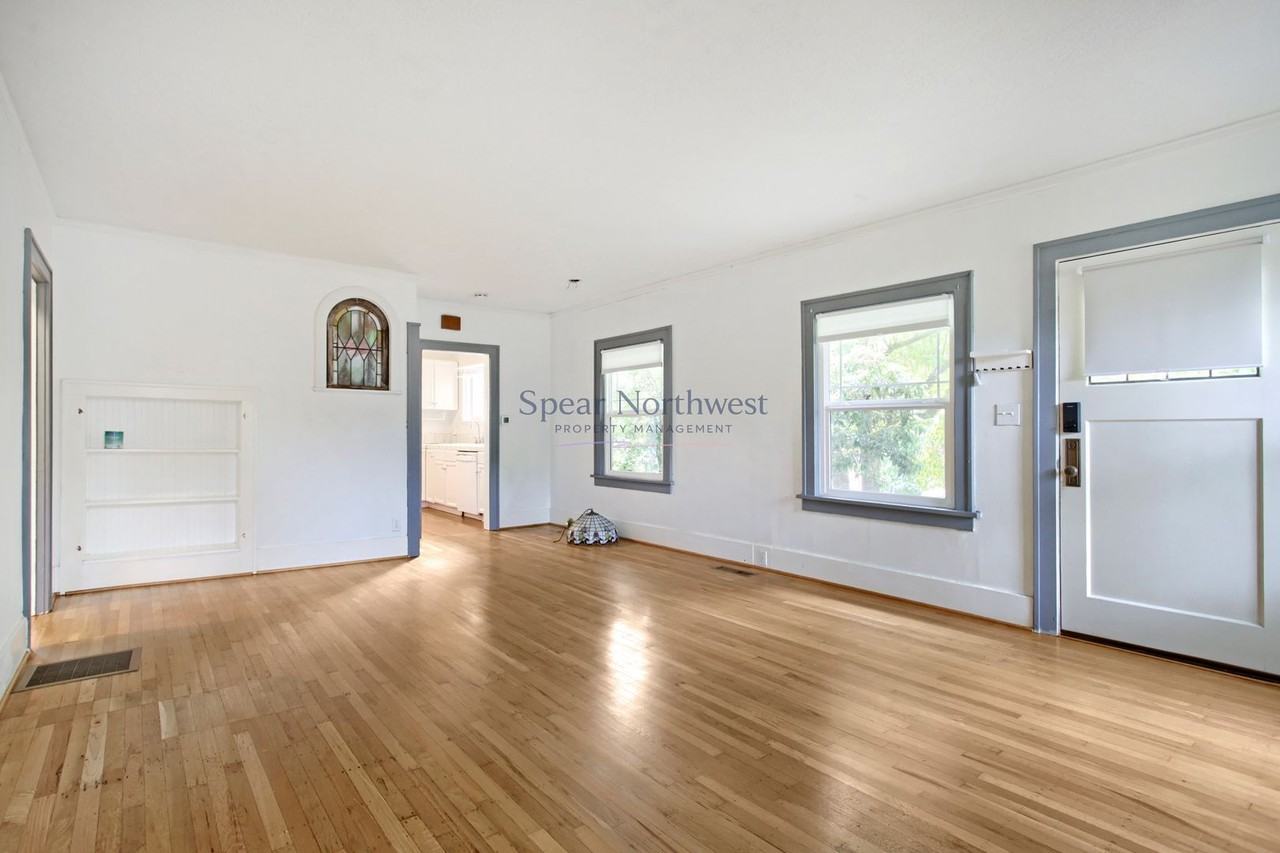 2137 N Sumner St - Photo 6 of 32