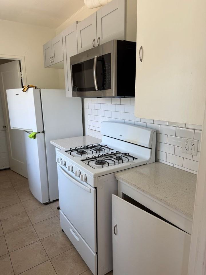 619 Jordan Ave - Photo 4 of 10